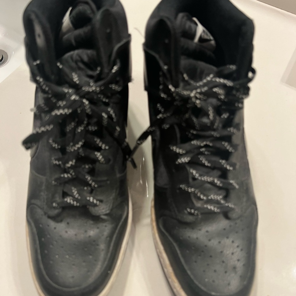 Nike healed sneaker black size 9